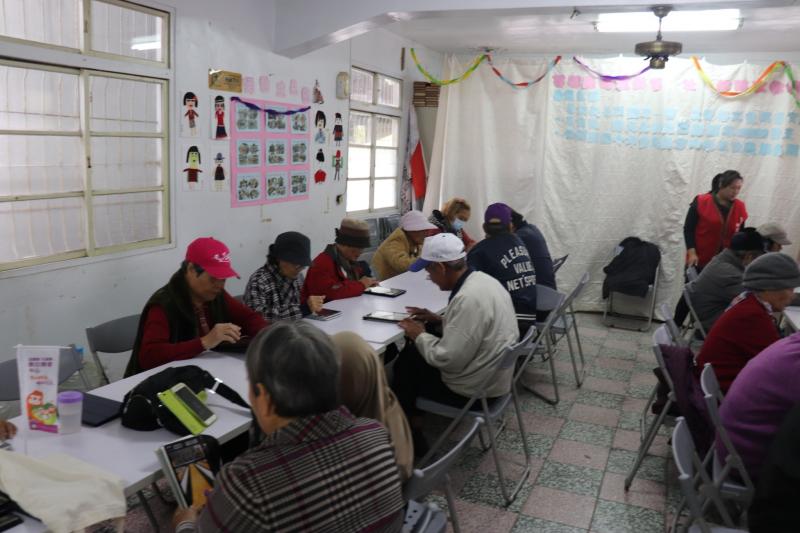 學員認真操作平板