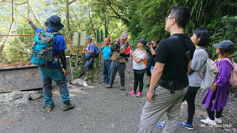我們走在卓溪鄉瓦拉米步道上，聽趙聰義老師講解布農族歷史