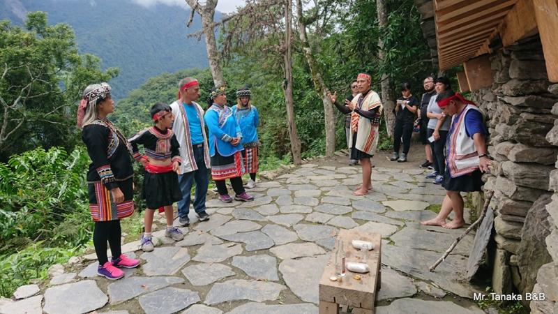 我們來到佳心石板屋，認識早期布農族在山上的建築