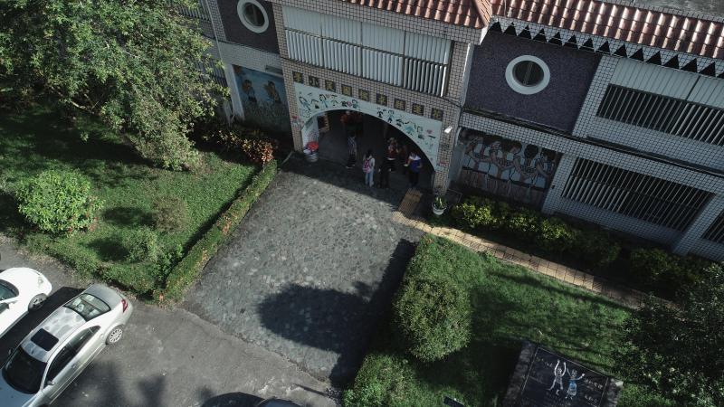 由學員操縱空拍機，以高空視角拍下了花蓮縣卓溪國小的正門口。