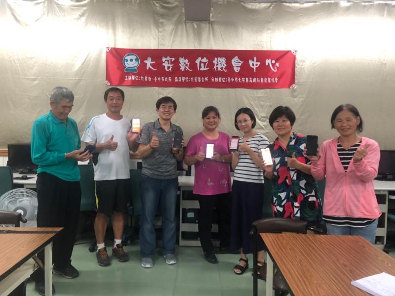 學員熱情拿著成果大合照