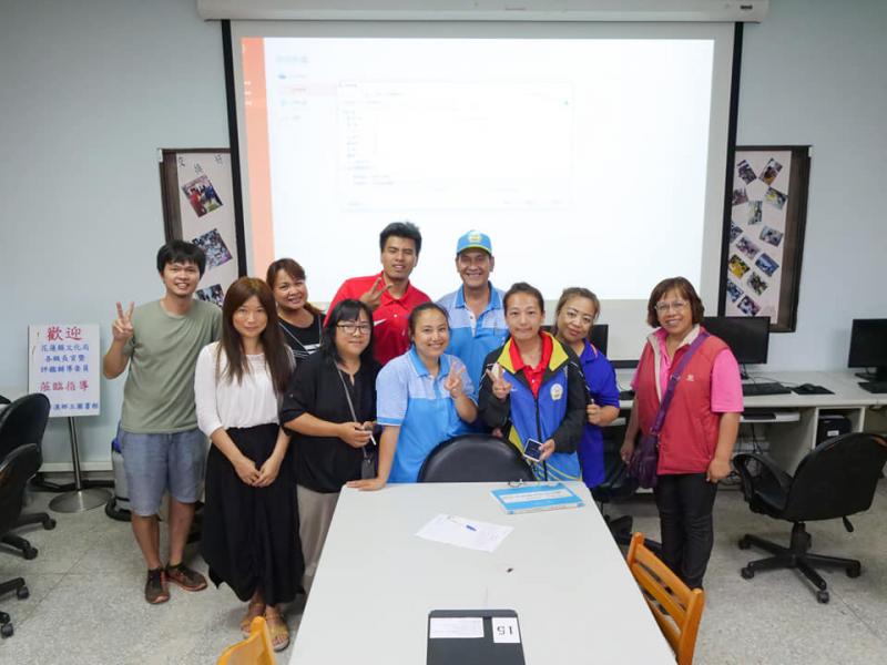 在結束辦公室達人基礎班後，學員站在投影幕前與講師拍了一張合照。