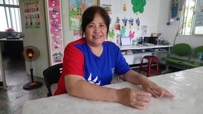 身穿國旗T-shirt的學員在講述崙山的故事，介紹自己在崙山的歷史