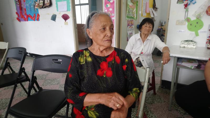 一位長輩在講述崙山的故事，介紹自己在崙山的歷史