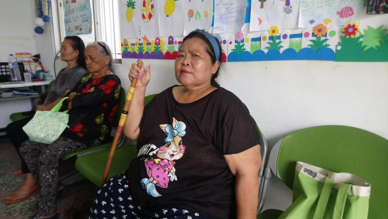 一位媽媽學員在講述崙山的故事，介紹自己在崙山的歷史