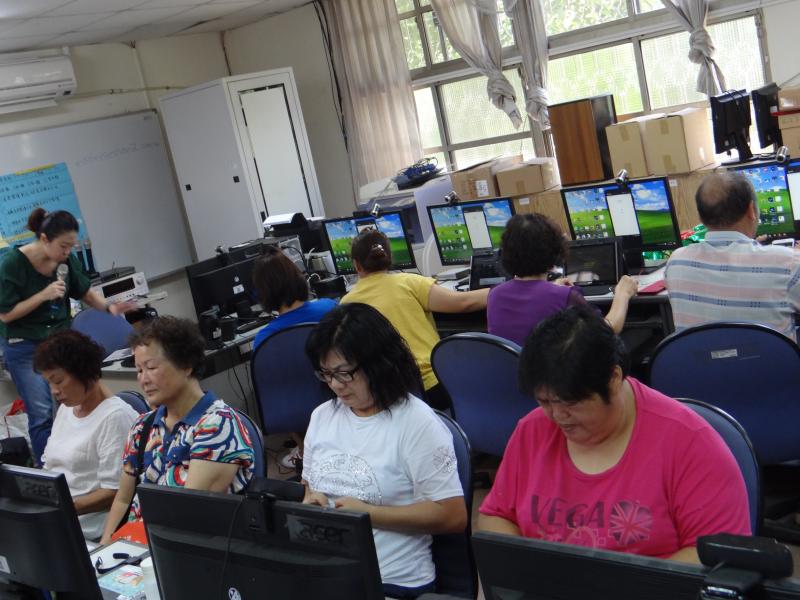 智慧裝置介紹說明 ，學員悉心聽課，配戴智慧手環中。