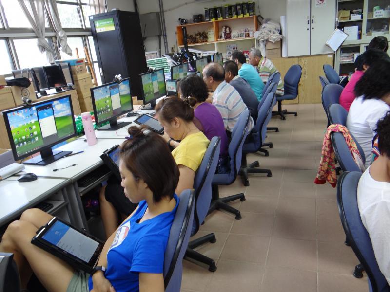 操作智慧手環並查看內容。