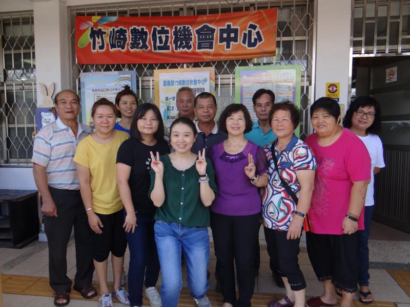 E起動一動-智慧裝置體驗操作課程圓滿成功，講師與學員們大合照一張。