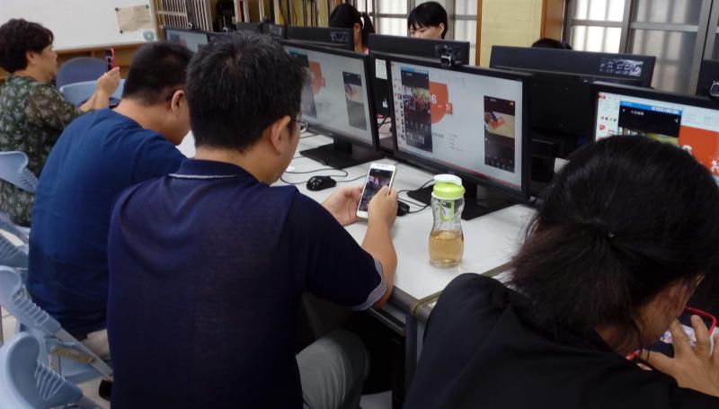 學員用手機操作影片剪輯APP