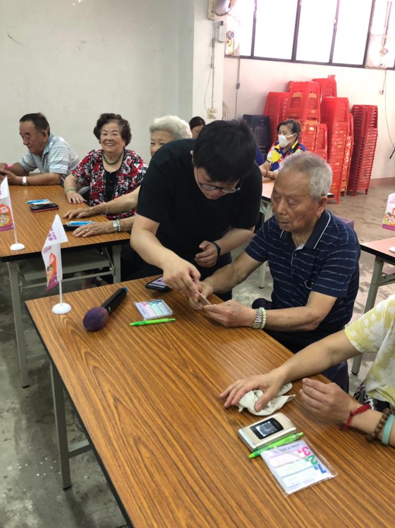 老師先介紹LINE的作用是甚麼