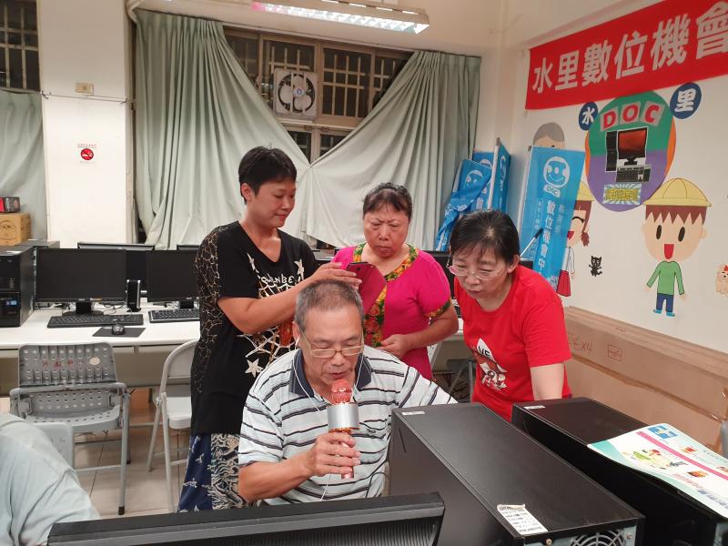 學員拿起麥克風練習唱歌神情.