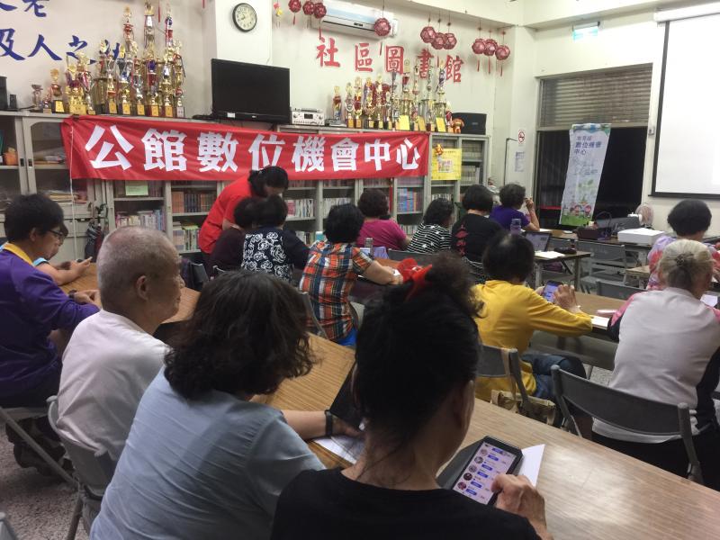 手機下載FB，申請註冊Facebook帳號、設定大頭貼及個人資料、加入好友及發佈貼文；打卡及設定心情並標註朋友、安裝Messenger的app。