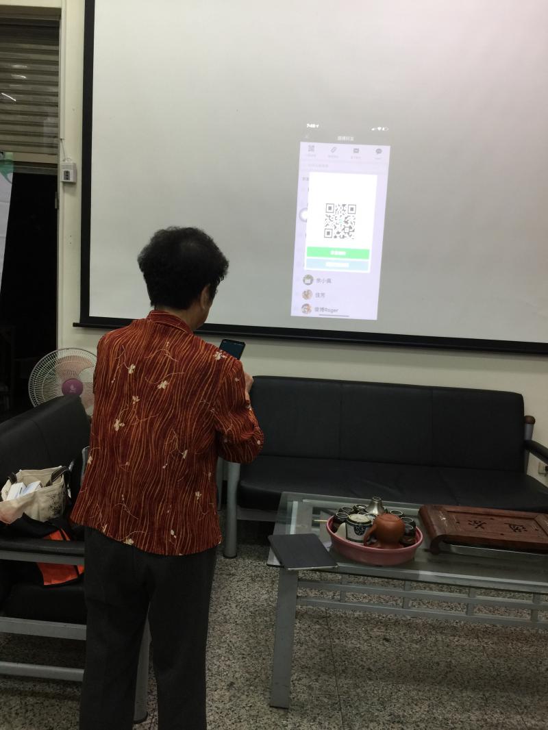 手機下載LINE APP並安裝，申請一個Line帳號、加入好友並傳貼圖、訊息或照片給好友。