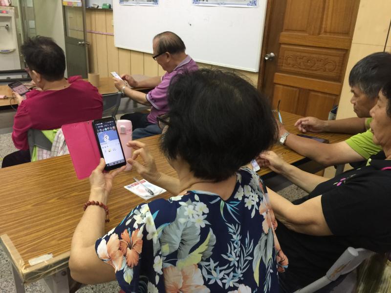 學員利用手機Line進行語音及視訊通話、建立記事本、相簿功能。Keep空間存放照片講解。