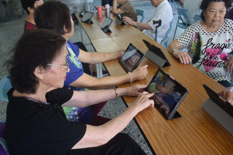 學員好奇玩起下載的遊戲