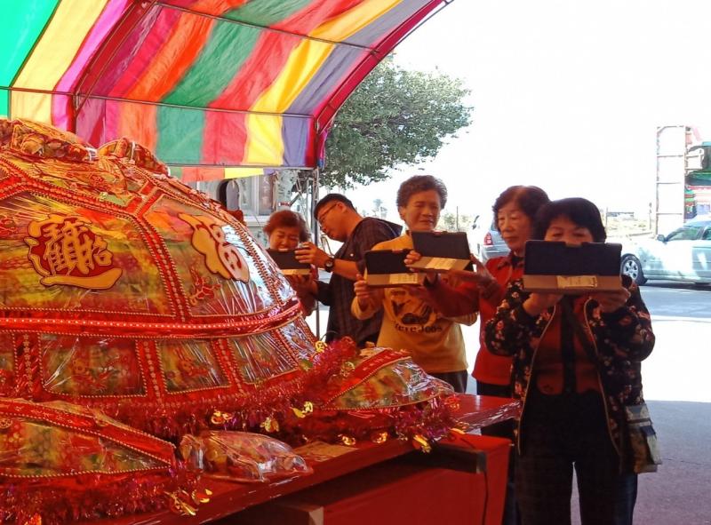 學員走出戶外練習拍攝廟宇活動