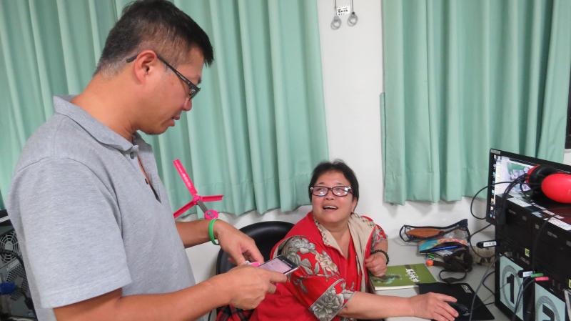 利用所學的威力導演 請孩子拍錄下它們平常生活的影像 製作成影片以解相思之苦