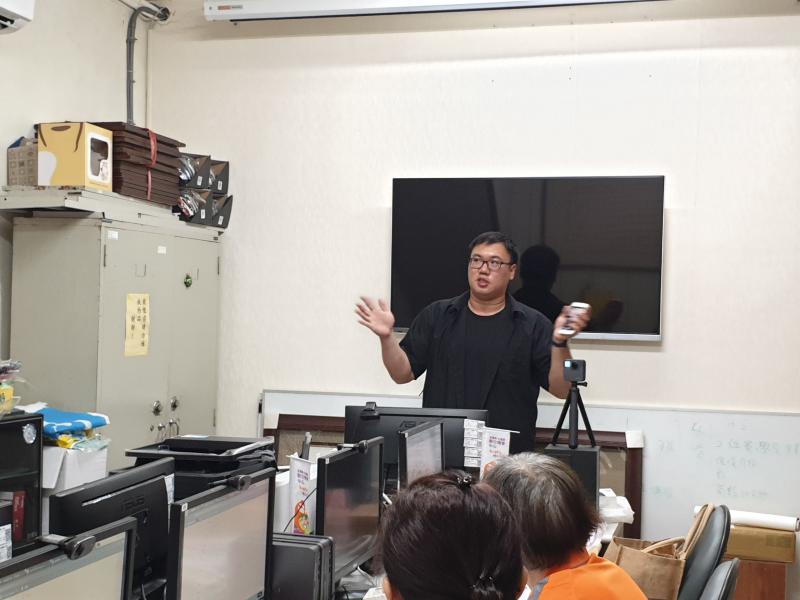 講師正在台前說明360度環景攝影的拍攝技巧。