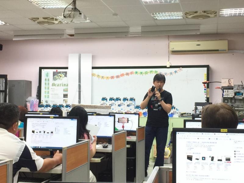 老師介紹上網分享器，讓學員們試著將手機連線至小台分享器，上網是否成功。