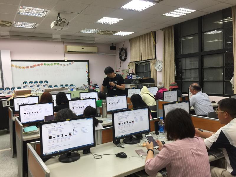 老師請學員登入google 帳號進入地圖，與手機同步進行，在規劃設定要去的目的地。