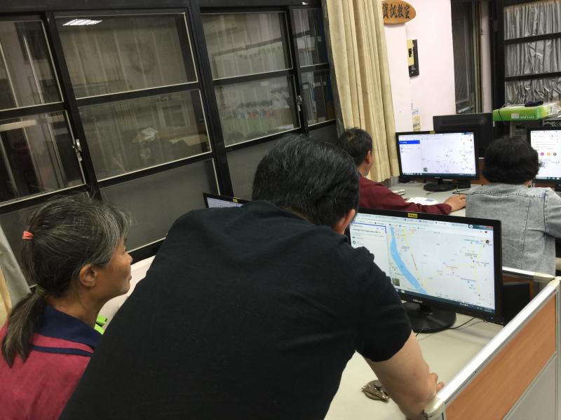 老師請大家在電腦上google地圖設定好了以後儲存，在同步連結至手機，規劃一日遊的行程。