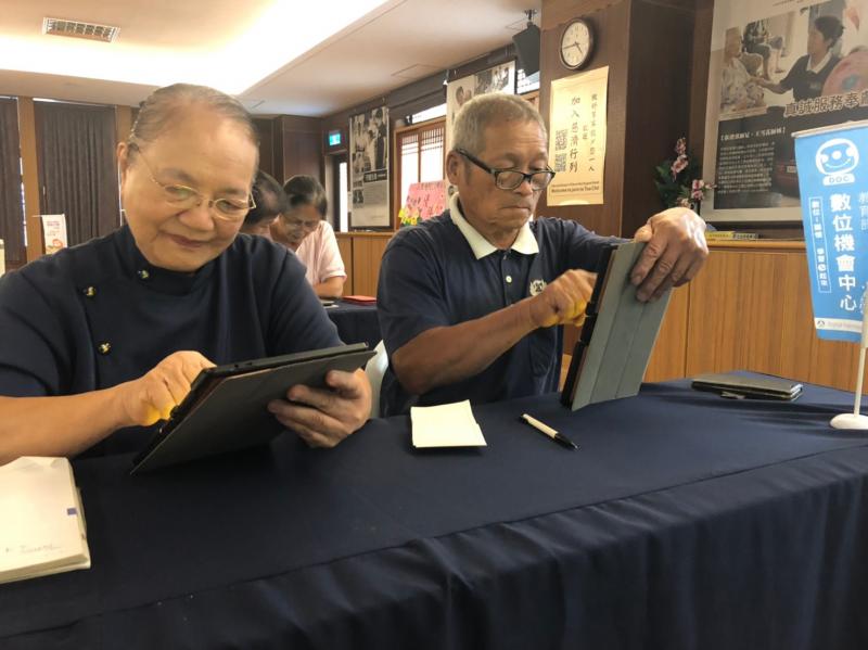 學員開始認真比賽益智遊戲的分數高低