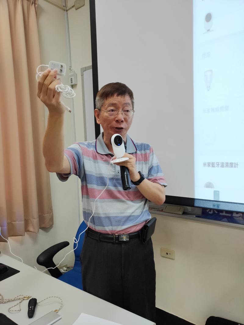 老師向學員介紹攝影機