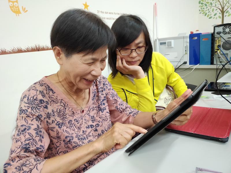 學員看到攝影機影像中的自己，覺得開心