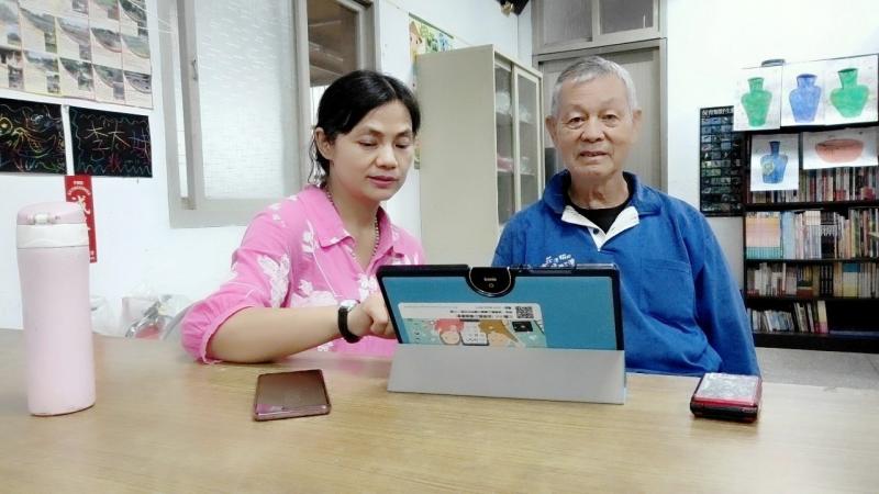 第一次用平板，很努力聽老師介紹，還在小心奕奕練習中。