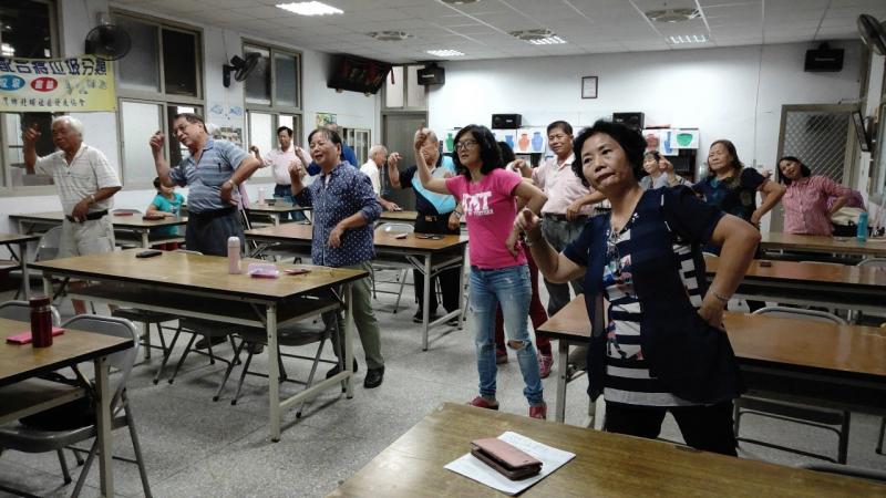 讓長輩了解，玩手機平板後，要讓眼睛適度休息，動動身體，舒緩全身。