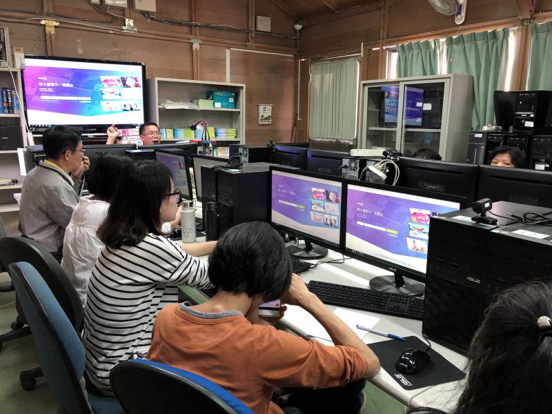 學員專心的照著老師講解的步驟一步一步的學習...