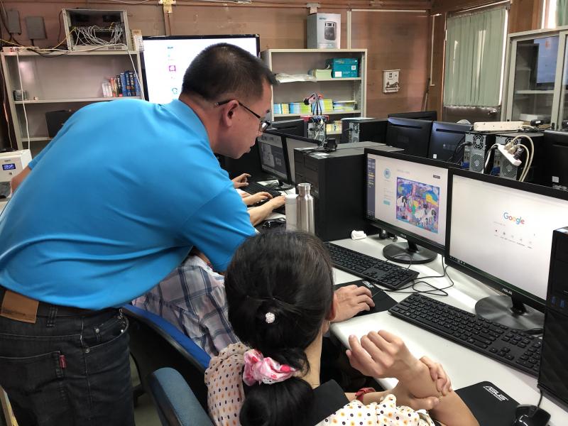 學員有問題馬上發問，老師迅速來到身邊解決各種的疑難雜症!