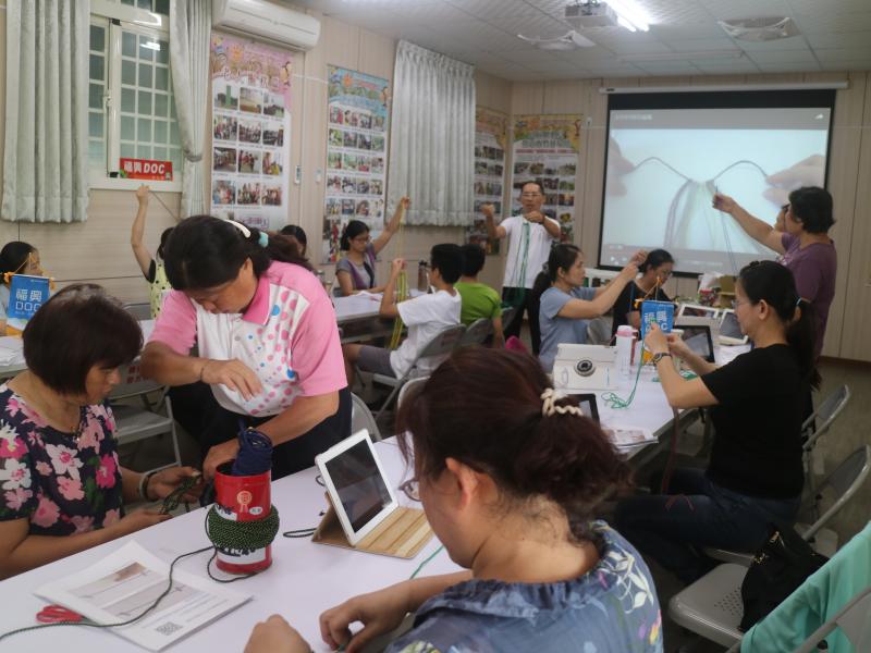   媽媽們手真巧, 一點就通, 編著編著就上隠了---環保編織袋