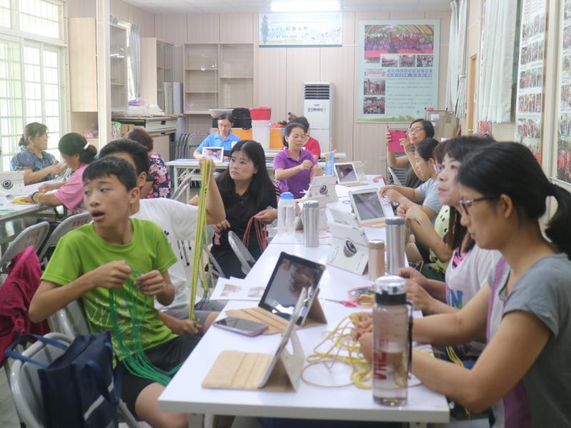 老老少少,每個人都認真的聽課,努力的製作出環保編織袋.