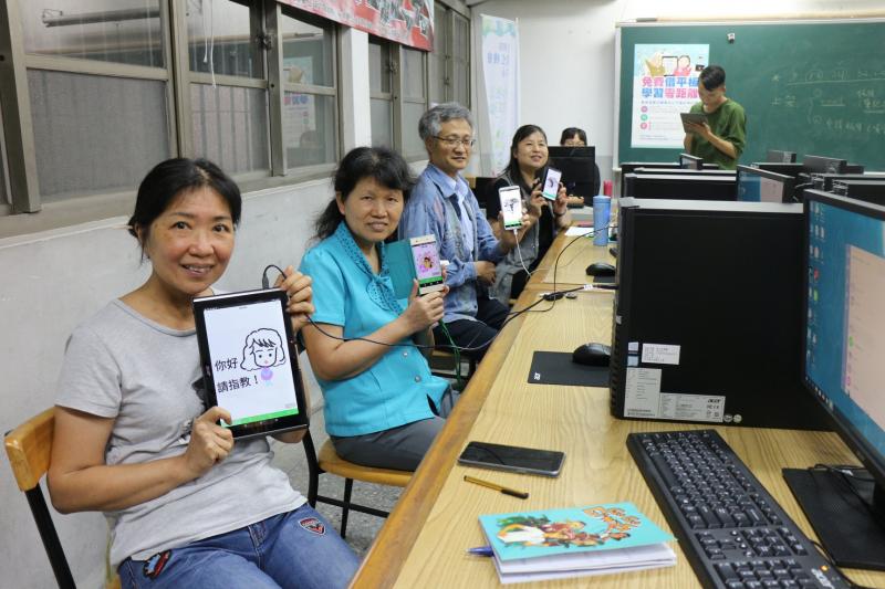 學員們將螢幕朝著攝影師，秀出他們的手繪LINE貼圖