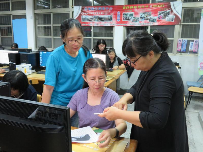 老師協助學員操作LINE貼圖APP