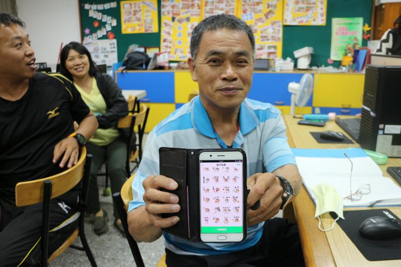 學員完成了一整套的貼圖，開心展示