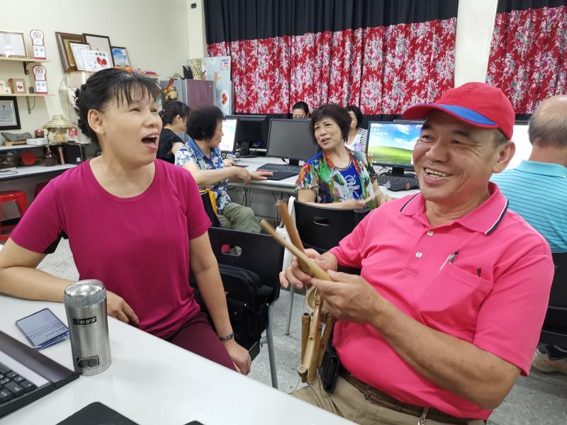 學員秋香現場展示歌喉，一旁的丈夫開心的笑著