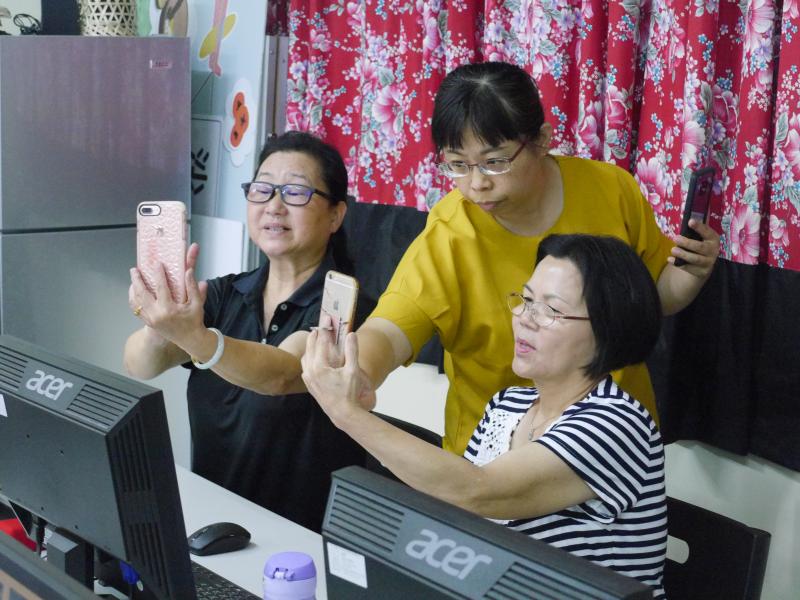 沛晴老師教導學員們如何用FACEBOOK直播的效果變化自拍