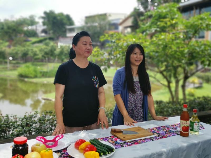 學員擺設了一整桌的食材，準備直播夏日的涼拌美食做法
