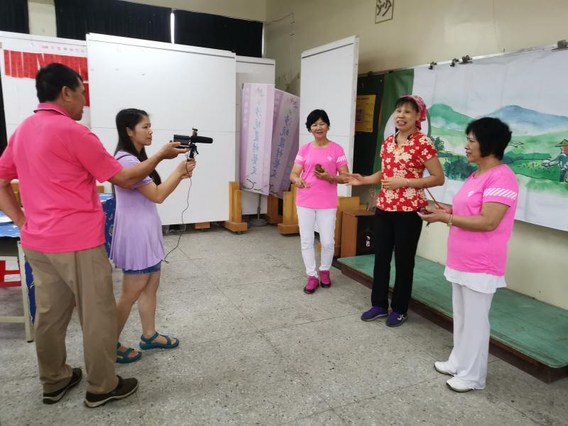 學員們正式開拍，使用收音器和穩定器直播