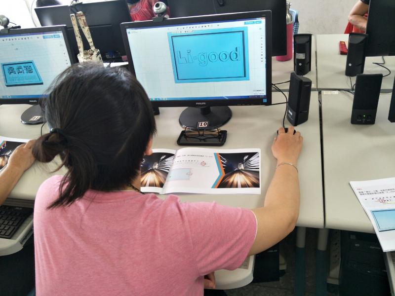 學員透過免費繪圖軟體，就能設計出自己專屬的名牌小吊飾。