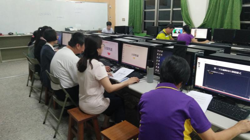 學員認真地上機考試