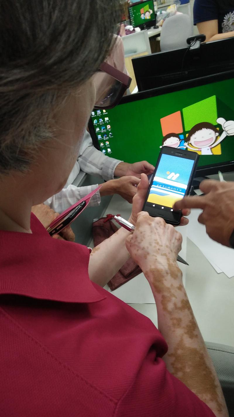 學員練習使用手機開始登入雲端作業系統