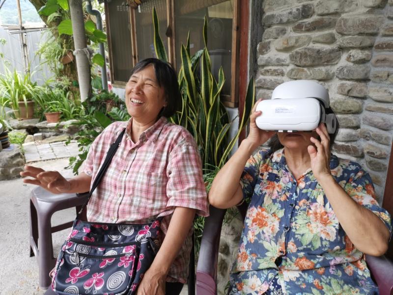 部落媽媽們體驗VR眼鏡！怎麼笑的那麼開心！