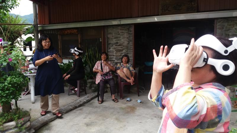 哇！這是甚麼怪物，喔，原來是VR影像出現了兩隻大恐龍在打架！嚇我一跳。