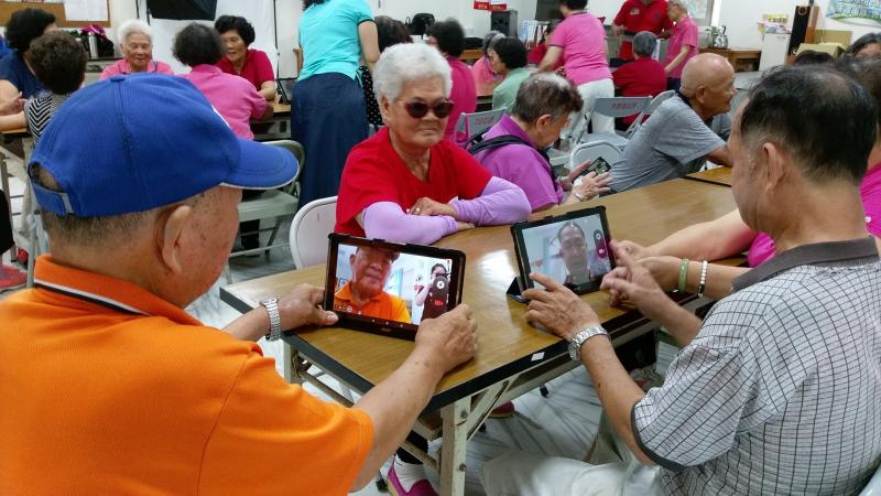 課堂上老師教學員們一步步操作平板上的功能鍵，讓學員們能夠開啟相機來自拍和拍照，每位學員都拍的很開心。