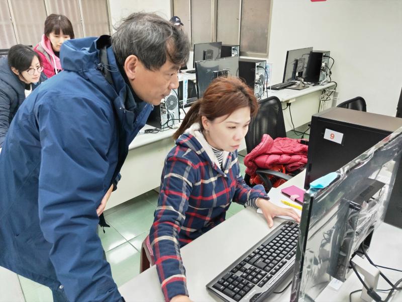 老師細心解釋工具程式操作方式