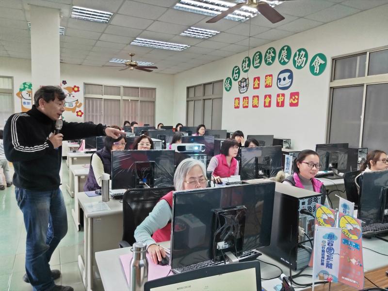 走下台檢查學員有沒有步驟出錯~