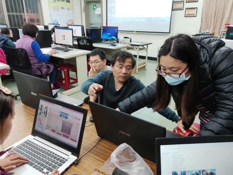 老師協助安裝練習軟體，回去方便練功